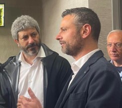 fico e rossi a cercola campagna elettorale Cercola. Roberto Fico domani – 12 novembre – fa visita al ‘mondo istituzionale’ creato dall’ex BR Pasquale Aprea, proprio mentre Report ‘massacra’ Chiara Colosimo per una parentela (recisa da tempo) con il controverso zio – avvocato