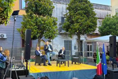 confronto --- Sant’Anastasia. Confronto pubblico tra i candidati sindaco, la sedia vuota lasciata da Mariano Caserta riconsegna ‘le chiavi della città’ a Carmine Esposito, vero mattatore di questa campagna elettorale. Pace si difende