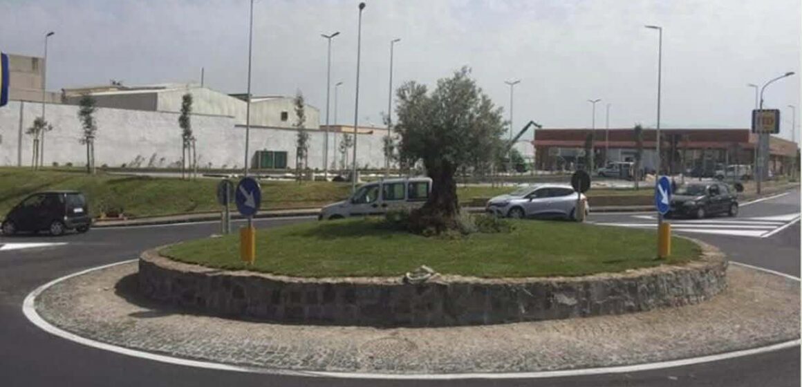 rotatoria almirante sant'anastasia Sant’Anastasia. Intitolazione ‘Rotatoria Almirante’, le prime prove del ‘Campo Extralarge’ fallirono nel novembre 2024. La scommessa di Mariano Caserta di mettere insieme il sovranista Mario Gifuni e i piddini Mollo e Maiello sembra ‘castigarlo’ elettoralmente