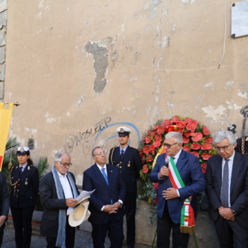 COMMWEMORAZIONE siani Napoli commemora Giancarlo Siani a 41 anni dall’assassinio. Inaugurata l’opera “Sine die” alle Rampe dell’Arenella