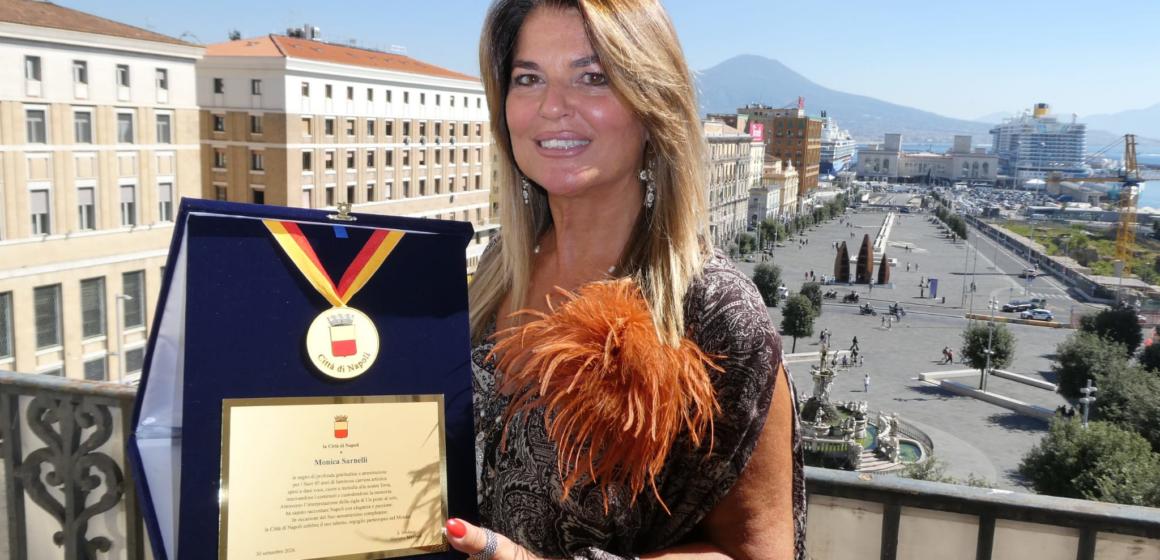 sarnelli Napoli. Celebrata Monica Sarnelli, all’artista conferita la Medaglia della Città per i 45 anni di carriera