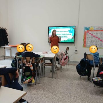 Napoli. Ripartono le lezioni all’Istituto Scolastico De Amicis – Baracca e anche l’apprezzato corso di ‘Educazione Finanziaria’ di Valentina Raia. Dirigenza docenti e bambini entusiasti