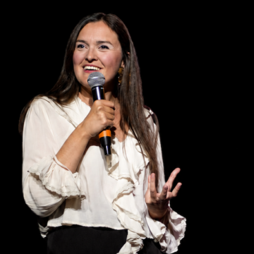 Maura Bloom copia Napoli. Domani al via ‘CuciNights 5’, a Ponticelli un trimestre di teatro, laboratori e cucina sociale. Ospite principale Maura Bloom che denuncia maschilismo e patriarcato attraverso la parodia