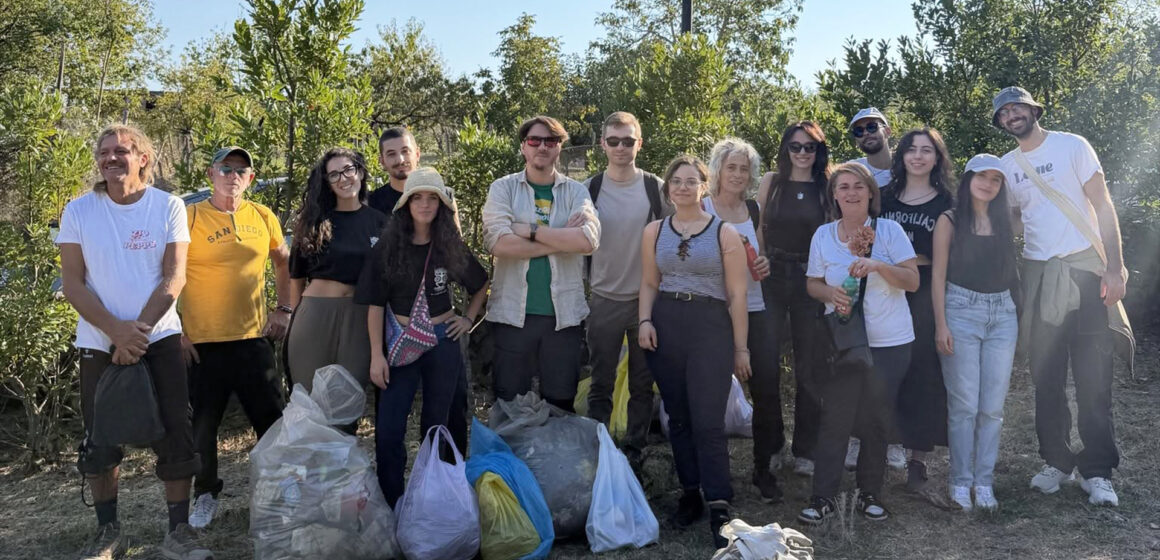 Terzigno_Verde_clean_up_foto_di_gruppo Terzigno. Volontari in campo per la Pineta: quasi un quintale di rifiuti raccolti durante il Ri-Party