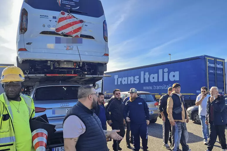 ansa protesta autotrasportori Protesta caro carburanti. Autostrade in sofferenza: blocchi su A2 e A30