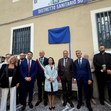 Volla. Inaugurazione ‘Casa di Comunità’, Peppe Russo – direttore generale Asl Na 3  – ‘gela’ il finto vittorioso sindaco Di Costanzo: ” Grazie all’ex assessore Mauro Beneduce e a Francesco Molisso, ex presidente consiliare, per aver sostenuto il progetto”. Di Costanzo non votò in consiglio comunale  e si dimise