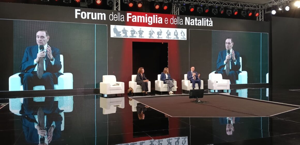 da sx. S. Lonardo Mastella, G. Covella e C.Mastella al Forum della Famiglia e della Natalità Napoli. Forum della Famiglia e della Natalità, Mastella sul Welfare: “Modello superato” , il magistrato Bobbio “Coperta corta”