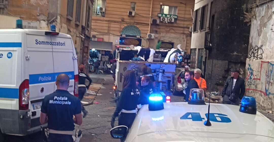 Napoli. Polizia Municipale, operazione straordinaria contro i mercatini abusivi in via Nolana e Piazza Garibaldi: rimossa una tonnellata di rifiuti