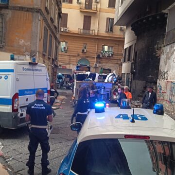 Napoli. Polizia Municipale, operazione straordinaria contro i mercatini abusivi in via Nolana e Piazza Garibaldi: rimossa una tonnellata di rifiuti