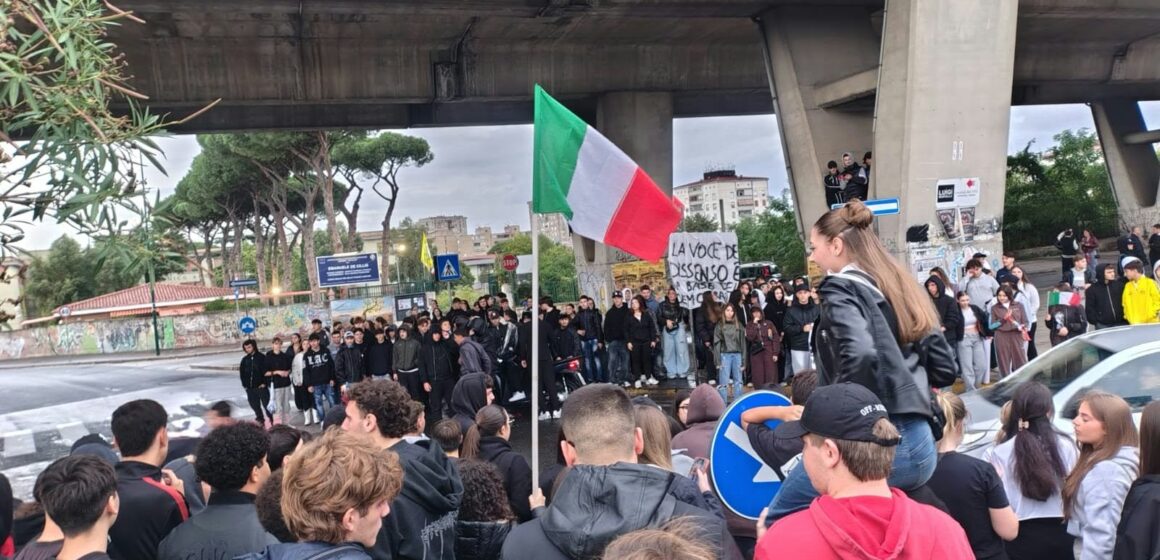 sciopero 1 studenti marie curie e de cilliss via argine Caro gasolio e ‘dramma degli scaffali vuoti’. Scioperano gli studenti degli istituti Marie Curie e De Cillis a Ponticelli. Bloccata, a intermittenza, via Argine. Nessuna tensione e tanta passione tra i giovani