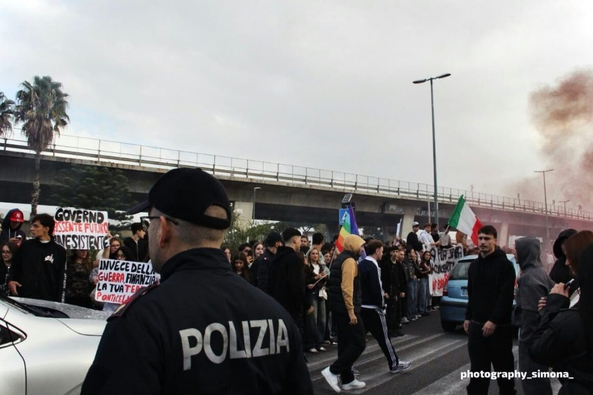 sciopero studenti ponticelli A Ponticelli cresce la protesta degli istituti superiori . Quasi due mila studenti a scioperare e in coro: Governo intervenga sul caro vita. Libri e trasporti, costi diventati insostenibili
