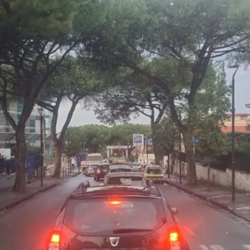 Cercola. Via Europa in tilt dalle 7,20, attività della nettezza urbana crea traffico. Ira dei cittadini: “Ritardi a lavoro, tensioni in strada. Perchè non cambiano i piani di lavoro?